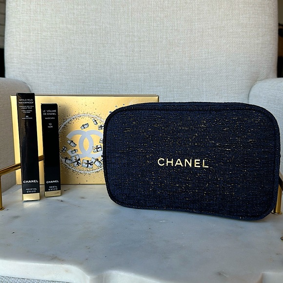 Chanel A Sight To See Holiday Makeup Set - Picture 1 of 7